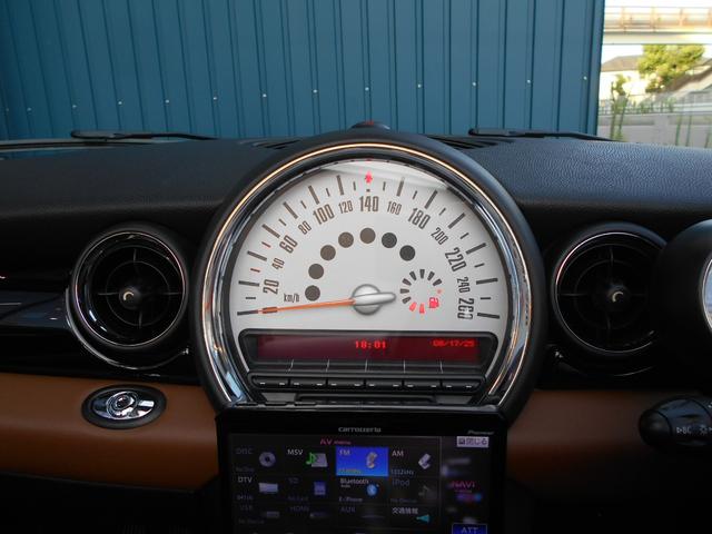 MINI クーパーS ロードスター トフィレザーシート 電動オープン ユーザー買取 ドラレコ サイバーナビ シートヒータ ETC 純正17AW ブラックヘッド PDC ピアノブラックパネル ホワイトシルバーボディ OPフロアマット 2024年製ピレリタイヤ スペアキー有(62枚目)