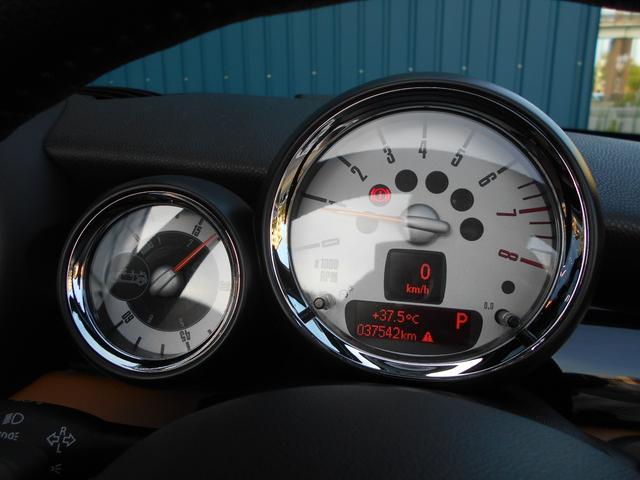 MINI クーパーS ロードスター トフィレザーシート 電動オープン ユーザー買取 ドラレコ サイバーナビ シートヒータ ETC 純正17AW ブラックヘッド PDC ピアノブラックパネル ホワイトシルバーボディ OPフロアマット 2024年製ピレリタイヤ スペアキー有(65枚目)