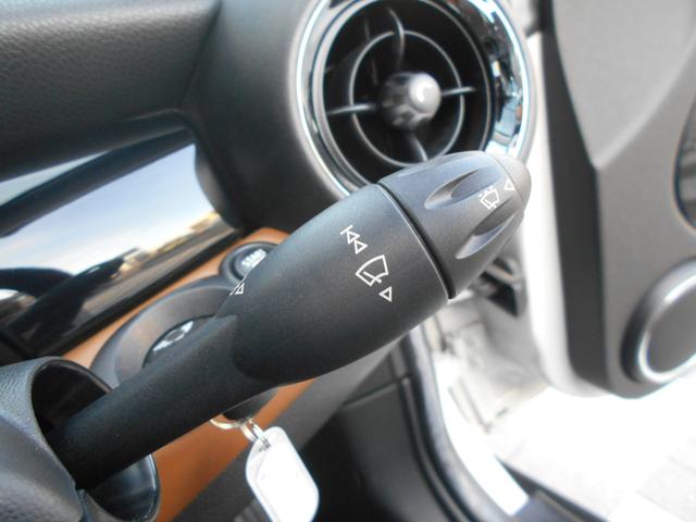 MINI クーパーS ロードスター トフィレザーシート 電動オープン ユーザー買取 ドラレコ サイバーナビ シートヒータ ETC 純正17AW ブラックヘッド PDC ピアノブラックパネル ホワイトシルバーボディ OPフロアマット 2024年製ピレリタイヤ スペアキー有(67枚目)