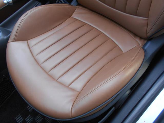 MINI クーパーS ロードスター トフィレザーシート 電動オープン ユーザー買取 ドラレコ サイバーナビ シートヒータ ETC 純正17AW ブラックヘッド PDC ピアノブラックパネル ホワイトシルバーボディ OPフロアマット 2024年製ピレリタイヤ スペアキー有(74枚目)