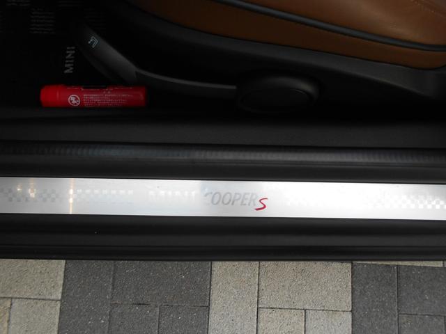 MINI クーパーS ロードスター トフィレザーシート 電動オープン ユーザー買取 ドラレコ サイバーナビ シートヒータ ETC 純正17AW ブラックヘッド PDC ピアノブラックパネル ホワイトシルバーボディ OPフロアマット 2024年製ピレリタイヤ スペアキー有(76枚目)