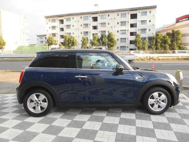 MINI クーパー ペッパーPKG 純正ナビ ETC 1オーナー 禁煙 LEDヘッド&フォグ オートライト コンフォートアクセス ホワイトターン 純正15AW 2024年ヨコハマタイヤ ラピスラグジュアリーブルーボディ リアウィンドウフィルム ブラックルーフ スペアキー有(4枚目)