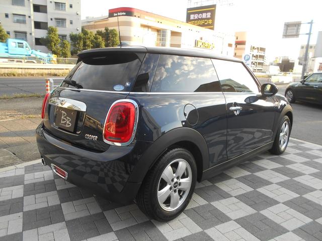 MINI クーパー ペッパーPKG 純正ナビ ETC 1オーナー 禁煙 LEDヘッド&フォグ オートライト コンフォートアクセス ホワイトターン 純正15AW 2024年ヨコハマタイヤ ラピスラグジュアリーブルーボディ リアウィンドウフィルム ブラックルーフ スペアキー有(5枚目)