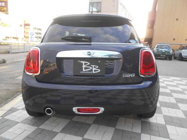 MINI クーパー ペッパーPKG 純正ナビ ETC 1オーナー 禁煙 LEDヘッド&フォグ オートライト コンフォートアクセス ホワイトターン 純正15AW 2024年ヨコハマタイヤ ラピスラグジュアリーブルーボディ リアウィンドウフィルム ブラックルーフ スペアキー有(6枚目)
