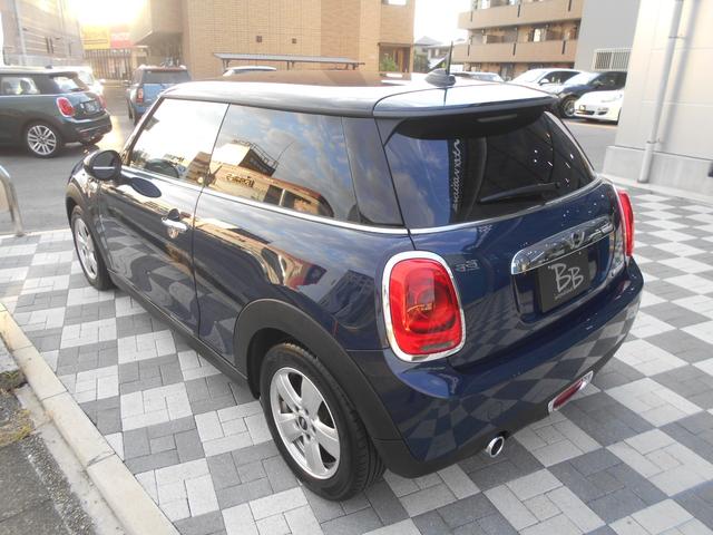 MINI クーパー ペッパーPKG 純正ナビ ETC 1オーナー 禁煙 LEDヘッド&フォグ オートライト コンフォートアクセス ホワイトターン 純正15AW 2024年ヨコハマタイヤ ラピスラグジュアリーブルーボディ リアウィンドウフィルム ブラックルーフ スペアキー有(7枚目)