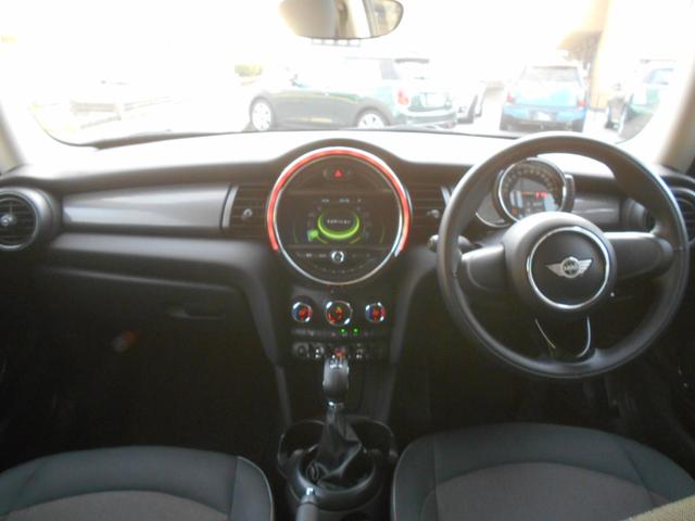 MINI クーパー ペッパーPKG 純正ナビ ETC 1オーナー 禁煙 LEDヘッド&フォグ オートライト コンフォートアクセス ホワイトターン 純正15AW 2024年ヨコハマタイヤ ラピスラグジュアリーブルーボディ リアウィンドウフィルム ブラックルーフ スペアキー有(10枚目)