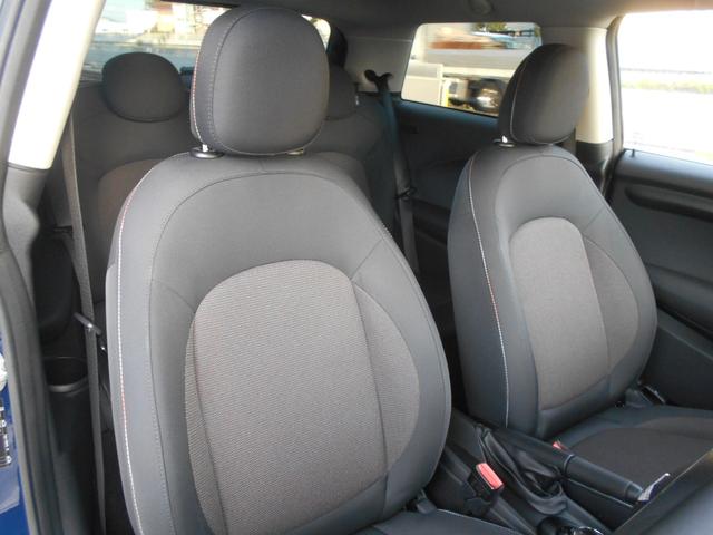 MINI クーパー ペッパーPKG 純正ナビ ETC 1オーナー 禁煙 LEDヘッド&フォグ オートライト コンフォートアクセス ホワイトターン 純正15AW 2024年ヨコハマタイヤ ラピスラグジュアリーブルーボディ リアウィンドウフィルム ブラックルーフ スペアキー有(11枚目)