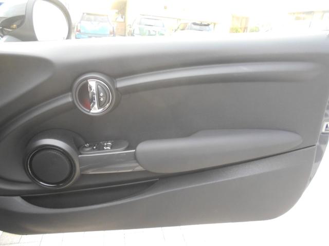 MINI クーパー ペッパーPKG 純正ナビ ETC 1オーナー 禁煙 LEDヘッド&フォグ オートライト コンフォートアクセス ホワイトターン 純正15AW 2024年ヨコハマタイヤ ラピスラグジュアリーブルーボディ リアウィンドウフィルム ブラックルーフ スペアキー有(13枚目)