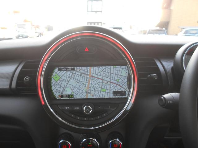 MINI クーパー ペッパーPKG 純正ナビ ETC 1オーナー 禁煙 LEDヘッド&フォグ オートライト コンフォートアクセス ホワイトターン 純正15AW 2024年ヨコハマタイヤ ラピスラグジュアリーブルーボディ リアウィンドウフィルム ブラックルーフ スペアキー有(15枚目)