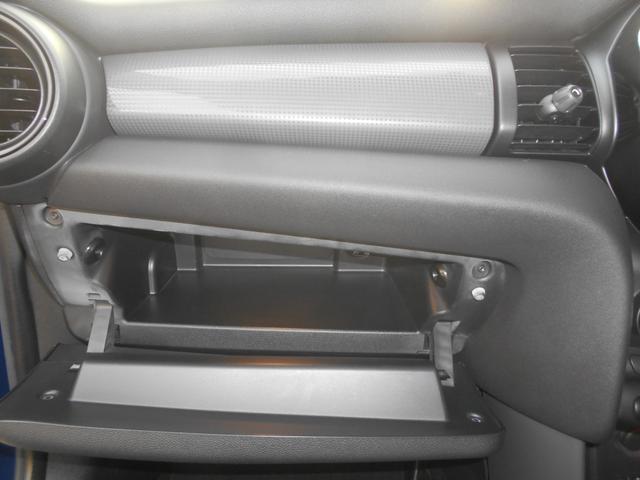 MINI クーパー ペッパーPKG 純正ナビ ETC 1オーナー 禁煙 LEDヘッド&フォグ オートライト コンフォートアクセス ホワイトターン 純正15AW 2024年ヨコハマタイヤ ラピスラグジュアリーブルーボディ リアウィンドウフィルム ブラックルーフ スペアキー有(16枚目)