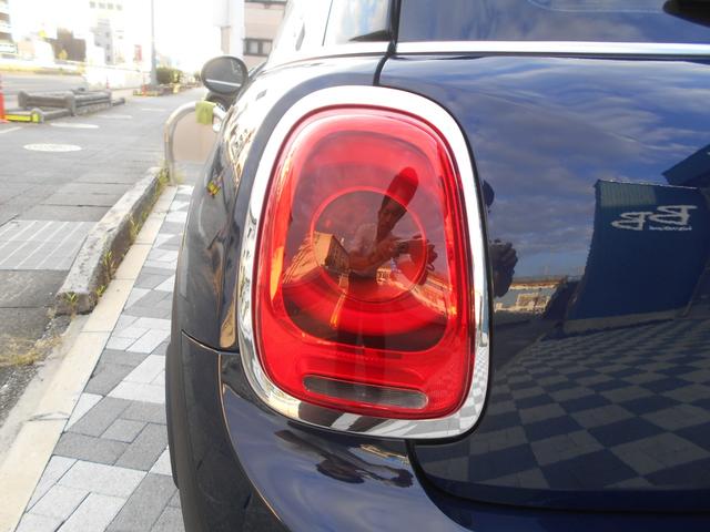 MINI クーパー ペッパーPKG 純正ナビ ETC 1オーナー 禁煙 LEDヘッド&フォグ オートライト コンフォートアクセス ホワイトターン 純正15AW 2024年ヨコハマタイヤ ラピスラグジュアリーブルーボディ リアウィンドウフィルム ブラックルーフ スペアキー有(32枚目)