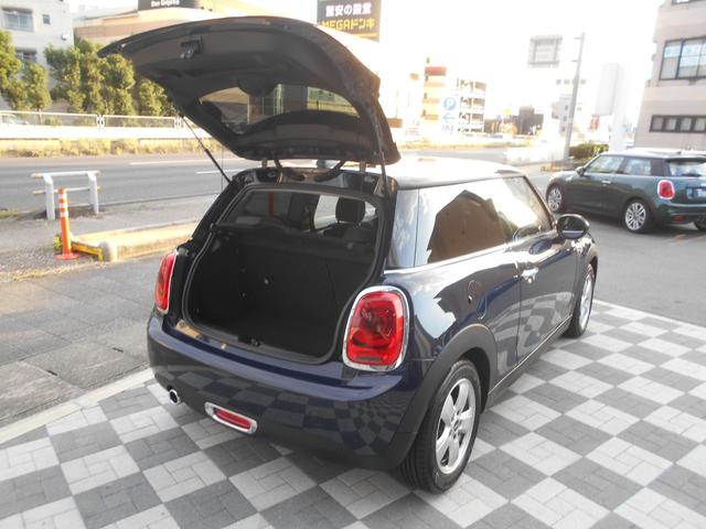 MINI クーパー ペッパーPKG 純正ナビ ETC 1オーナー 禁煙 LEDヘッド&フォグ オートライト コンフォートアクセス ホワイトターン 純正15AW 2024年ヨコハマタイヤ ラピスラグジュアリーブルーボディ リアウィンドウフィルム ブラックルーフ スペアキー有(36枚目)