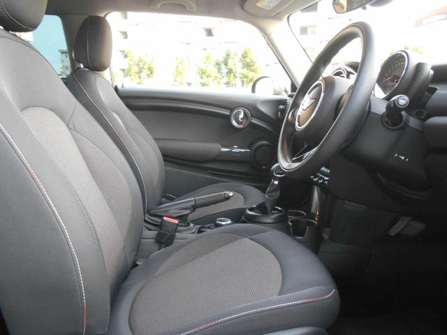 MINI クーパー ペッパーPKG 純正ナビ ETC 1オーナー 禁煙 LEDヘッド&フォグ オートライト コンフォートアクセス ホワイトターン 純正15AW 2024年ヨコハマタイヤ ラピスラグジュアリーブルーボディ リアウィンドウフィルム ブラックルーフ スペアキー有(50枚目)