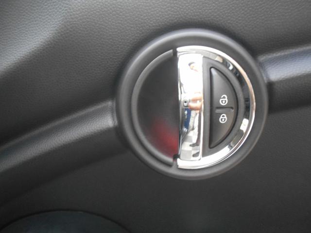 MINI クーパー ペッパーPKG 純正ナビ ETC 1オーナー 禁煙 LEDヘッド&フォグ オートライト コンフォートアクセス ホワイトターン 純正15AW 2024年ヨコハマタイヤ ラピスラグジュアリーブルーボディ リアウィンドウフィルム ブラックルーフ スペアキー有(52枚目)