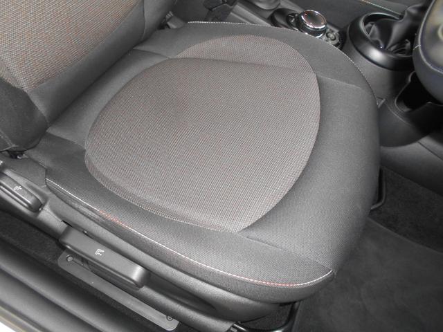 MINI クーパー ペッパーPKG 純正ナビ ETC 1オーナー 禁煙 LEDヘッド&フォグ オートライト コンフォートアクセス ホワイトターン 純正15AW 2024年ヨコハマタイヤ ラピスラグジュアリーブルーボディ リアウィンドウフィルム ブラックルーフ スペアキー有(54枚目)