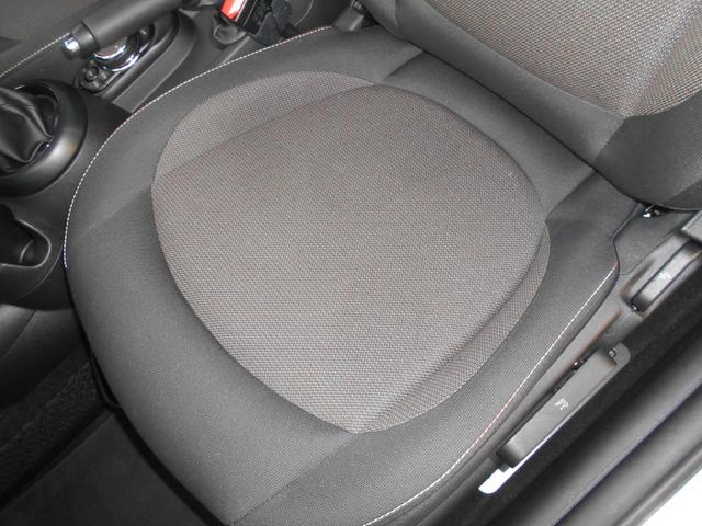 MINI クーパー ペッパーPKG 純正ナビ ETC 1オーナー 禁煙 LEDヘッド&フォグ オートライト コンフォートアクセス ホワイトターン 純正15AW 2024年ヨコハマタイヤ ラピスラグジュアリーブルーボディ リアウィンドウフィルム ブラックルーフ スペアキー有(74枚目)