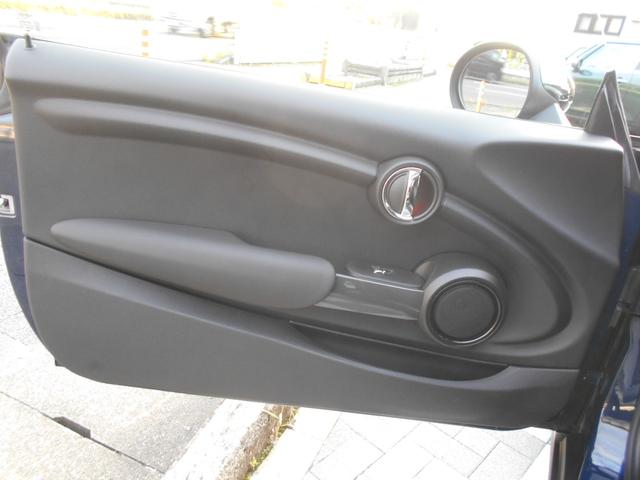 MINI クーパー ペッパーPKG 純正ナビ ETC 1オーナー 禁煙 LEDヘッド&フォグ オートライト コンフォートアクセス ホワイトターン 純正15AW 2024年ヨコハマタイヤ ラピスラグジュアリーブルーボディ リアウィンドウフィルム ブラックルーフ スペアキー有(76枚目)