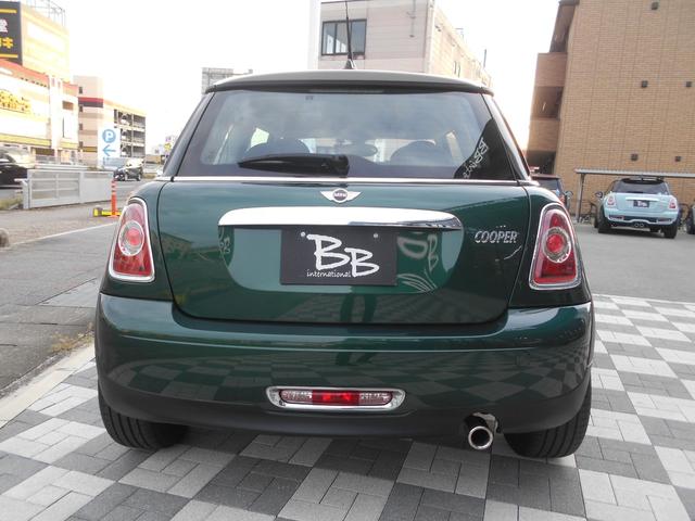 ＭＩＮＩ スピードゲート　前後ドラレコ　ＥＴＣ　ワンオーナー　禁煙車　純正１６ＡＷ　２０２１年製タイヤ　スポーツボタン　ハーフレザーシート　ピアノブラックパネル　オートライト　スポーツステアリング　クルーズコントロール　ブリティッシュレーシンググリーンボディ　スペア鍵有（6枚目）