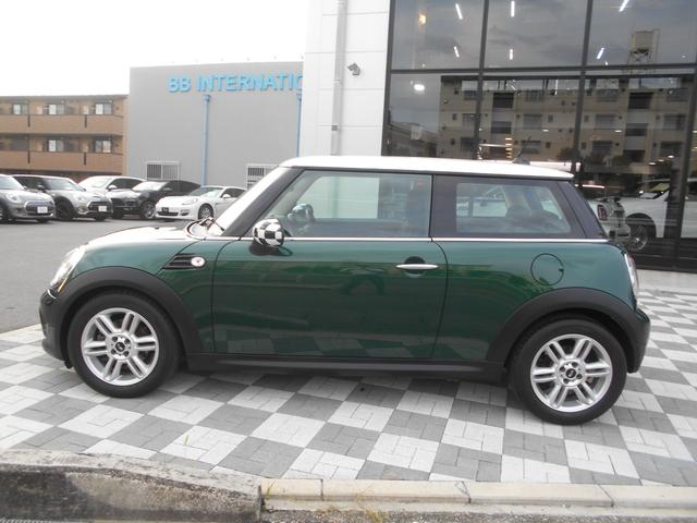 ＭＩＮＩ スピードゲート　前後ドラレコ　ＥＴＣ　ワンオーナー　禁煙車　純正１６ＡＷ　２０２１年製タイヤ　スポーツボタン　ハーフレザーシート　ピアノブラックパネル　オートライト　スポーツステアリング　クルーズコントロール　ブリティッシュレーシンググリーンボディ　スペア鍵有（8枚目）