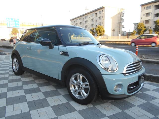 ＭＩＮＩ クーパー　アイスブルーボディ　クロームライン内外装　ＥＴＣ　６速ＡＴ　純正１５ＡＷ　ＣＤ　ＡＵＸ接続可　２０１９年製ミシュランタイヤ　ホワイトターンシグナル　後スモークフィルム施工済　純正ＯＰラゲージマット　フロントフォグライト　ブラックルーフ＆ミラーキャップ（3枚目）