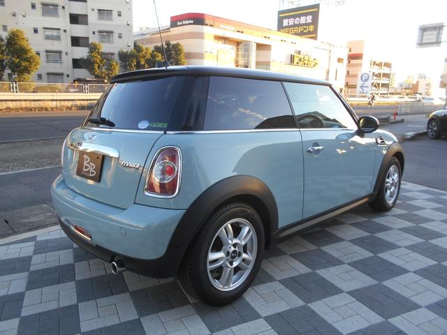 ＭＩＮＩ クーパー　アイスブルーボディ　クロームライン内外装　ＥＴＣ　６速ＡＴ　純正１５ＡＷ　ＣＤ　ＡＵＸ接続可　２０１９年製ミシュランタイヤ　ホワイトターンシグナル　後スモークフィルム施工済　純正ＯＰラゲージマット　フロントフォグライト　ブラックルーフ＆ミラーキャップ（5枚目）