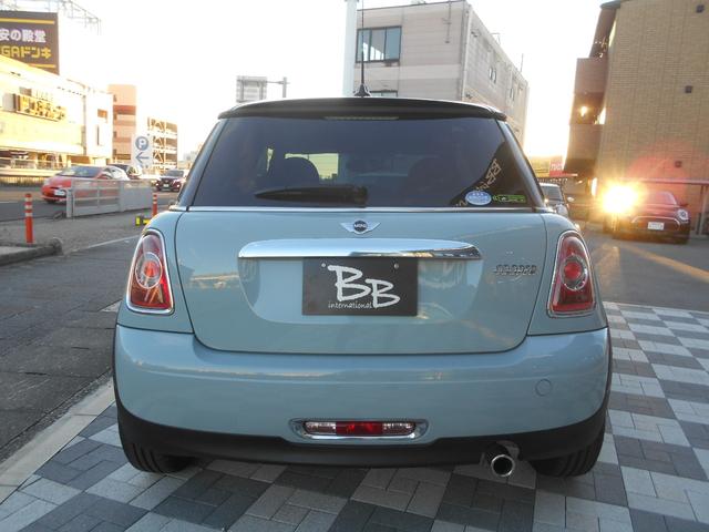 ＭＩＮＩ クーパー　アイスブルーボディ　クロームライン内外装　ＥＴＣ　６速ＡＴ　純正１５ＡＷ　ＣＤ　ＡＵＸ接続可　２０１９年製ミシュランタイヤ　ホワイトターンシグナル　後スモークフィルム施工済　純正ＯＰラゲージマット　フロントフォグライト　ブラックルーフ＆ミラーキャップ（6枚目）