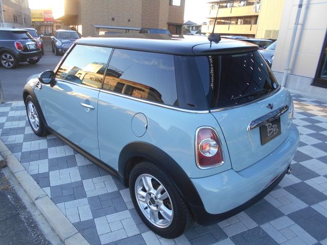 ＭＩＮＩ クーパー　アイスブルーボディ　クロームライン内外装　ＥＴＣ　６速ＡＴ　純正１５ＡＷ　ＣＤ　ＡＵＸ接続可　２０１９年製ミシュランタイヤ　ホワイトターンシグナル　後スモークフィルム施工済　純正ＯＰラゲージマット　フロントフォグライト　ブラックルーフ＆ミラーキャップ（7枚目）