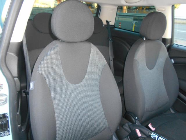 ＭＩＮＩ クーパー　アイスブルーボディ　クロームライン内外装　ＥＴＣ　６速ＡＴ　純正１５ＡＷ　ＣＤ　ＡＵＸ接続可　２０１９年製ミシュランタイヤ　ホワイトターンシグナル　後スモークフィルム施工済　純正ＯＰラゲージマット　フロントフォグライト　ブラックルーフ＆ミラーキャップ（11枚目）