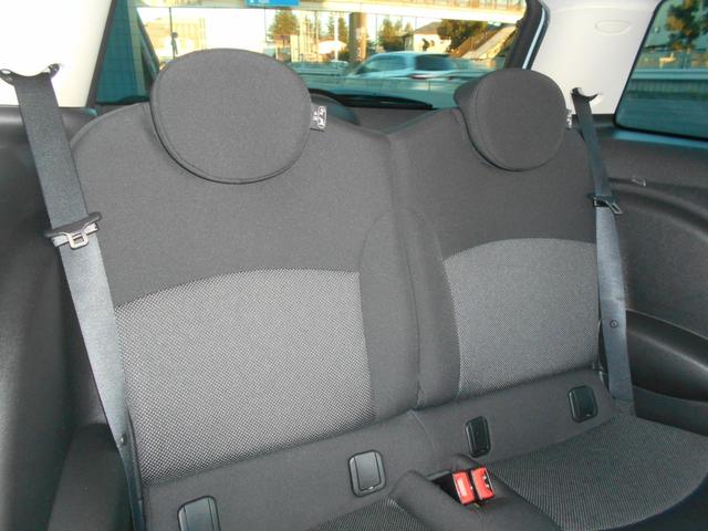 ＭＩＮＩ クーパー　アイスブルーボディ　クロームライン内外装　ＥＴＣ　６速ＡＴ　純正１５ＡＷ　ＣＤ　ＡＵＸ接続可　２０１９年製ミシュランタイヤ　ホワイトターンシグナル　後スモークフィルム施工済　純正ＯＰラゲージマット　フロントフォグライト　ブラックルーフ＆ミラーキャップ（12枚目）