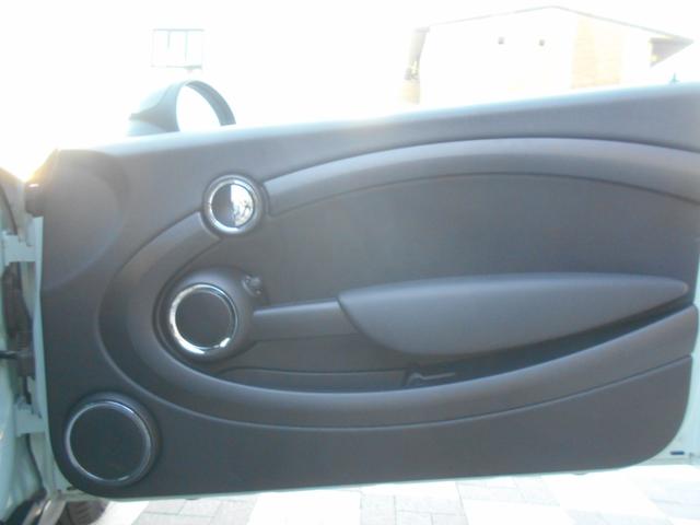 ＭＩＮＩ クーパー　アイスブルーボディ　クロームライン内外装　ＥＴＣ　６速ＡＴ　純正１５ＡＷ　ＣＤ　ＡＵＸ接続可　２０１９年製ミシュランタイヤ　ホワイトターンシグナル　後スモークフィルム施工済　純正ＯＰラゲージマット　フロントフォグライト　ブラックルーフ＆ミラーキャップ（13枚目）