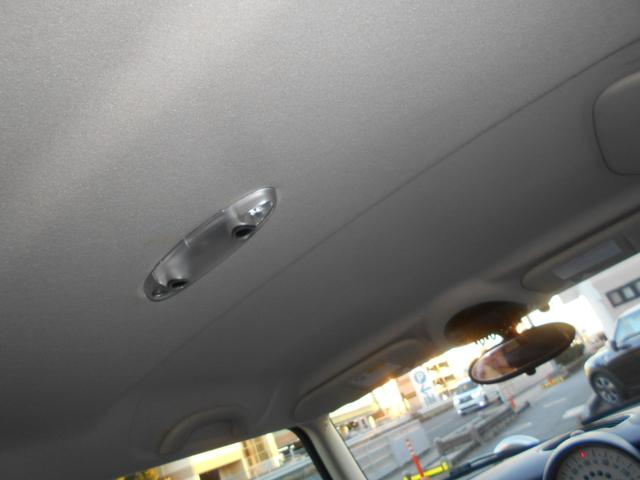 ＭＩＮＩ クーパー　アイスブルーボディ　クロームライン内外装　ＥＴＣ　６速ＡＴ　純正１５ＡＷ　ＣＤ　ＡＵＸ接続可　２０１９年製ミシュランタイヤ　ホワイトターンシグナル　後スモークフィルム施工済　純正ＯＰラゲージマット　フロントフォグライト　ブラックルーフ＆ミラーキャップ（16枚目）