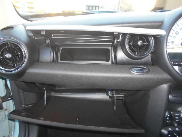 ＭＩＮＩ クーパー　アイスブルーボディ　クロームライン内外装　ＥＴＣ　６速ＡＴ　純正１５ＡＷ　ＣＤ　ＡＵＸ接続可　２０１９年製ミシュランタイヤ　ホワイトターンシグナル　後スモークフィルム施工済　純正ＯＰラゲージマット　フロントフォグライト　ブラックルーフ＆ミラーキャップ（17枚目）