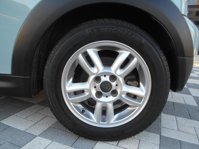 ＭＩＮＩ クーパー　アイスブルーボディ　クロームライン内外装　ＥＴＣ　６速ＡＴ　純正１５ＡＷ　ＣＤ　ＡＵＸ接続可　２０１９年製ミシュランタイヤ　ホワイトターンシグナル　後スモークフィルム施工済　純正ＯＰラゲージマット　フロントフォグライト　ブラックルーフ＆ミラーキャップ（19枚目）