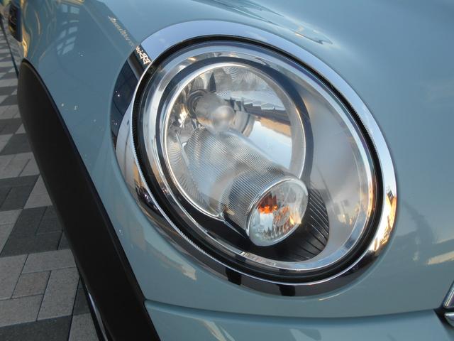 ＭＩＮＩ クーパー　アイスブルーボディ　クロームライン内外装　ＥＴＣ　６速ＡＴ　純正１５ＡＷ　ＣＤ　ＡＵＸ接続可　２０１９年製ミシュランタイヤ　ホワイトターンシグナル　後スモークフィルム施工済　純正ＯＰラゲージマット　フロントフォグライト　ブラックルーフ＆ミラーキャップ（21枚目）