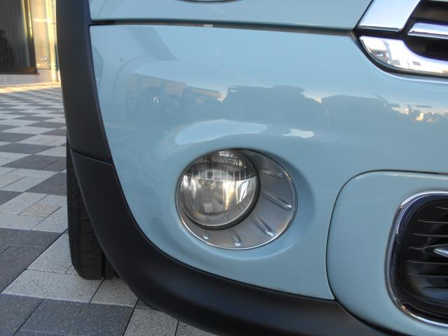 ＭＩＮＩ クーパー　アイスブルーボディ　クロームライン内外装　ＥＴＣ　６速ＡＴ　純正１５ＡＷ　ＣＤ　ＡＵＸ接続可　２０１９年製ミシュランタイヤ　ホワイトターンシグナル　後スモークフィルム施工済　純正ＯＰラゲージマット　フロントフォグライト　ブラックルーフ＆ミラーキャップ（22枚目）