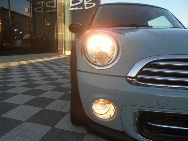 ＭＩＮＩ クーパー　アイスブルーボディ　クロームライン内外装　ＥＴＣ　６速ＡＴ　純正１５ＡＷ　ＣＤ　ＡＵＸ接続可　２０１９年製ミシュランタイヤ　ホワイトターンシグナル　後スモークフィルム施工済　純正ＯＰラゲージマット　フロントフォグライト　ブラックルーフ＆ミラーキャップ（23枚目）