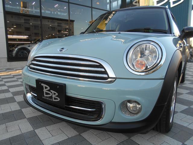 ＭＩＮＩ クーパー　アイスブルーボディ　クロームライン内外装　ＥＴＣ　６速ＡＴ　純正１５ＡＷ　ＣＤ　ＡＵＸ接続可　２０１９年製ミシュランタイヤ　ホワイトターンシグナル　後スモークフィルム施工済　純正ＯＰラゲージマット　フロントフォグライト　ブラックルーフ＆ミラーキャップ（24枚目）