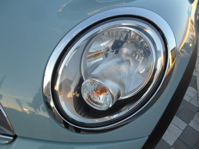 ＭＩＮＩ クーパー　アイスブルーボディ　クロームライン内外装　ＥＴＣ　６速ＡＴ　純正１５ＡＷ　ＣＤ　ＡＵＸ接続可　２０１９年製ミシュランタイヤ　ホワイトターンシグナル　後スモークフィルム施工済　純正ＯＰラゲージマット　フロントフォグライト　ブラックルーフ＆ミラーキャップ（25枚目）