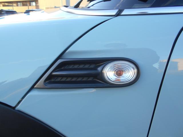 ＭＩＮＩ クーパー　アイスブルーボディ　クロームライン内外装　ＥＴＣ　６速ＡＴ　純正１５ＡＷ　ＣＤ　ＡＵＸ接続可　２０１９年製ミシュランタイヤ　ホワイトターンシグナル　後スモークフィルム施工済　純正ＯＰラゲージマット　フロントフォグライト　ブラックルーフ＆ミラーキャップ（28枚目）
