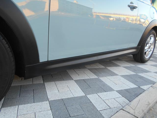 ＭＩＮＩ クーパー　アイスブルーボディ　クロームライン内外装　ＥＴＣ　６速ＡＴ　純正１５ＡＷ　ＣＤ　ＡＵＸ接続可　２０１９年製ミシュランタイヤ　ホワイトターンシグナル　後スモークフィルム施工済　純正ＯＰラゲージマット　フロントフォグライト　ブラックルーフ＆ミラーキャップ（31枚目）