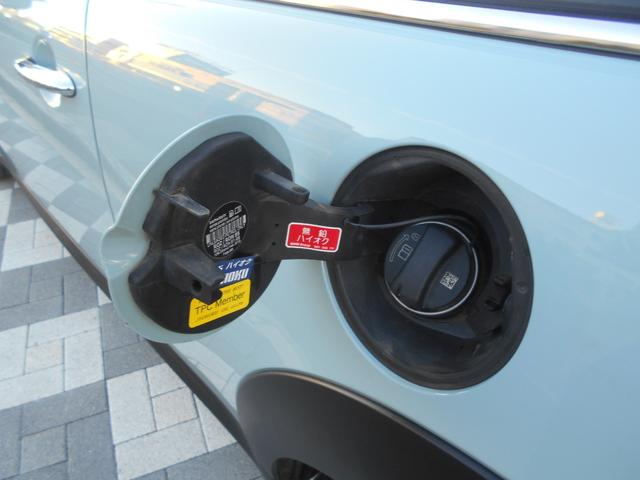 ＭＩＮＩ クーパー　アイスブルーボディ　クロームライン内外装　ＥＴＣ　６速ＡＴ　純正１５ＡＷ　ＣＤ　ＡＵＸ接続可　２０１９年製ミシュランタイヤ　ホワイトターンシグナル　後スモークフィルム施工済　純正ＯＰラゲージマット　フロントフォグライト　ブラックルーフ＆ミラーキャップ（32枚目）