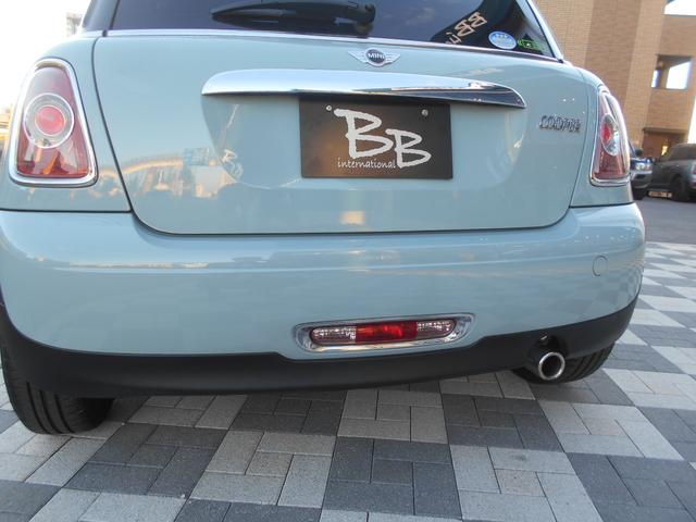 ＭＩＮＩ クーパー　アイスブルーボディ　クロームライン内外装　ＥＴＣ　６速ＡＴ　純正１５ＡＷ　ＣＤ　ＡＵＸ接続可　２０１９年製ミシュランタイヤ　ホワイトターンシグナル　後スモークフィルム施工済　純正ＯＰラゲージマット　フロントフォグライト　ブラックルーフ＆ミラーキャップ（35枚目）