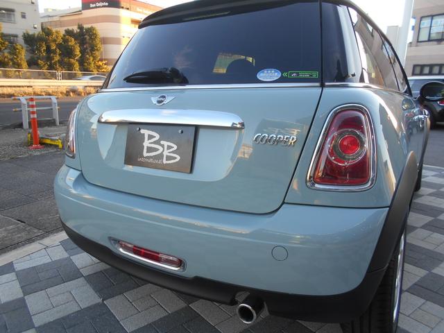 ＭＩＮＩ クーパー　アイスブルーボディ　クロームライン内外装　ＥＴＣ　６速ＡＴ　純正１５ＡＷ　ＣＤ　ＡＵＸ接続可　２０１９年製ミシュランタイヤ　ホワイトターンシグナル　後スモークフィルム施工済　純正ＯＰラゲージマット　フロントフォグライト　ブラックルーフ＆ミラーキャップ（36枚目）