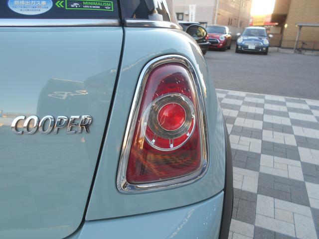 ＭＩＮＩ クーパー　アイスブルーボディ　クロームライン内外装　ＥＴＣ　６速ＡＴ　純正１５ＡＷ　ＣＤ　ＡＵＸ接続可　２０１９年製ミシュランタイヤ　ホワイトターンシグナル　後スモークフィルム施工済　純正ＯＰラゲージマット　フロントフォグライト　ブラックルーフ＆ミラーキャップ（37枚目）