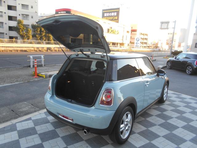 ＭＩＮＩ クーパー　アイスブルーボディ　クロームライン内外装　ＥＴＣ　６速ＡＴ　純正１５ＡＷ　ＣＤ　ＡＵＸ接続可　２０１９年製ミシュランタイヤ　ホワイトターンシグナル　後スモークフィルム施工済　純正ＯＰラゲージマット　フロントフォグライト　ブラックルーフ＆ミラーキャップ（38枚目）