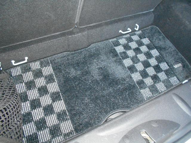 ＭＩＮＩ クーパー　アイスブルーボディ　クロームライン内外装　ＥＴＣ　６速ＡＴ　純正１５ＡＷ　ＣＤ　ＡＵＸ接続可　２０１９年製ミシュランタイヤ　ホワイトターンシグナル　後スモークフィルム施工済　純正ＯＰラゲージマット　フロントフォグライト　ブラックルーフ＆ミラーキャップ（41枚目）