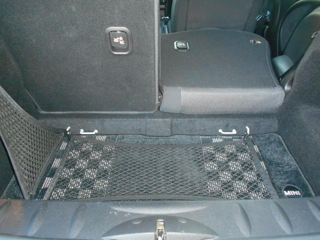 ＭＩＮＩ クーパー　アイスブルーボディ　クロームライン内外装　ＥＴＣ　６速ＡＴ　純正１５ＡＷ　ＣＤ　ＡＵＸ接続可　２０１９年製ミシュランタイヤ　ホワイトターンシグナル　後スモークフィルム施工済　純正ＯＰラゲージマット　フロントフォグライト　ブラックルーフ＆ミラーキャップ（43枚目）