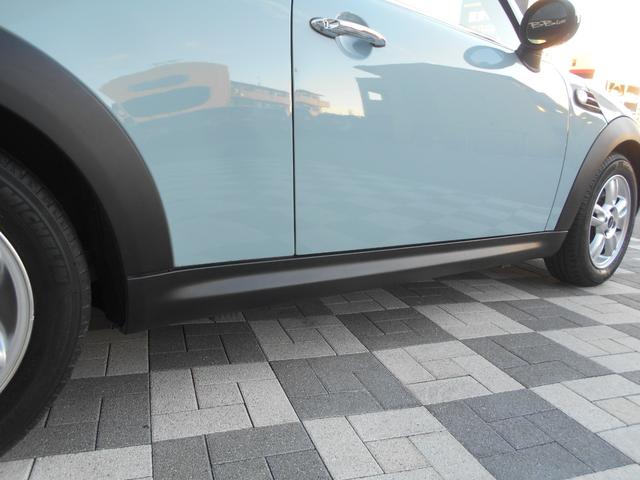 ＭＩＮＩ クーパー　アイスブルーボディ　クロームライン内外装　ＥＴＣ　６速ＡＴ　純正１５ＡＷ　ＣＤ　ＡＵＸ接続可　２０１９年製ミシュランタイヤ　ホワイトターンシグナル　後スモークフィルム施工済　純正ＯＰラゲージマット　フロントフォグライト　ブラックルーフ＆ミラーキャップ（47枚目）