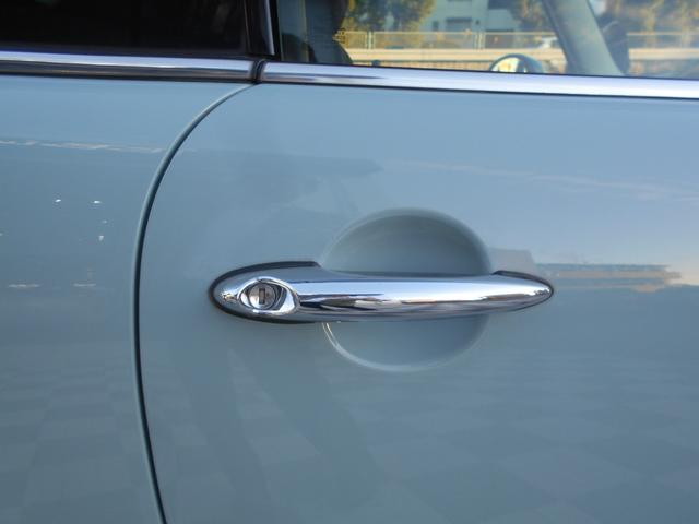 ＭＩＮＩ クーパー　アイスブルーボディ　クロームライン内外装　ＥＴＣ　６速ＡＴ　純正１５ＡＷ　ＣＤ　ＡＵＸ接続可　２０１９年製ミシュランタイヤ　ホワイトターンシグナル　後スモークフィルム施工済　純正ＯＰラゲージマット　フロントフォグライト　ブラックルーフ＆ミラーキャップ（48枚目）