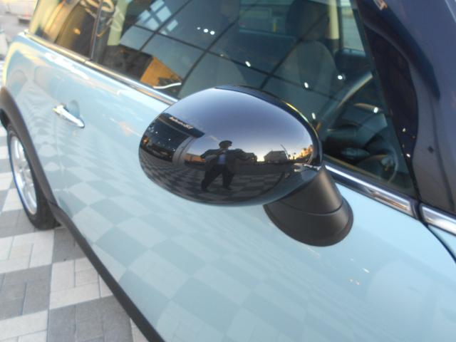 ＭＩＮＩ クーパー　アイスブルーボディ　クロームライン内外装　ＥＴＣ　６速ＡＴ　純正１５ＡＷ　ＣＤ　ＡＵＸ接続可　２０１９年製ミシュランタイヤ　ホワイトターンシグナル　後スモークフィルム施工済　純正ＯＰラゲージマット　フロントフォグライト　ブラックルーフ＆ミラーキャップ（49枚目）